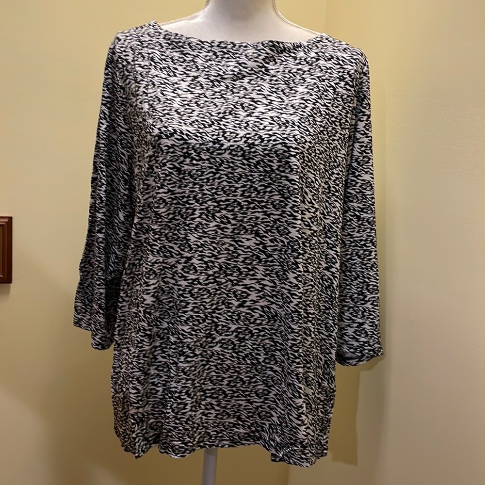 NWT Tahari woman boatneck blouse size 2X.